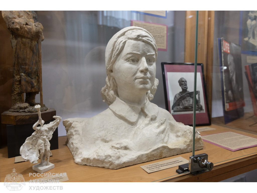 Фрагмент экспозиции «Образ Победы Сергея Конёнкова» в Мемориальном музее «Творческая мастерская С.Т. Конёнкова» (Москва, ул. Тверская, д. 17, вход с Тверского бульвара). Фото: Виктор Берёзкин, пресс-служба РАХ. 2025.