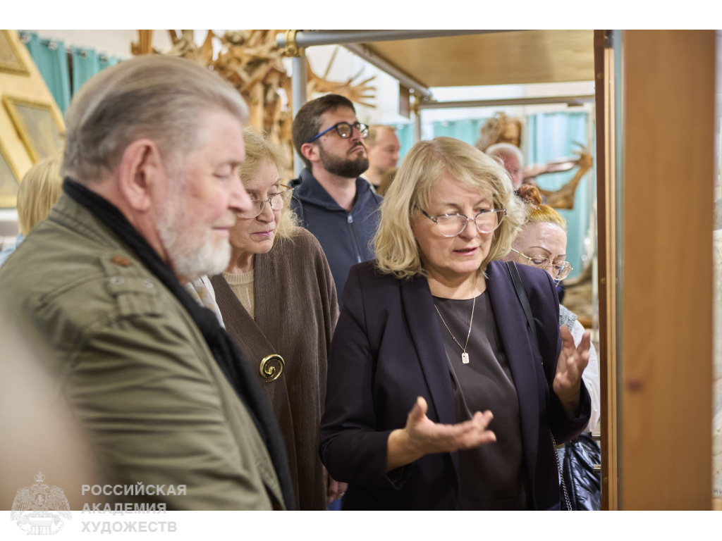 Заведующая Мемориальным музеем «Творческая мастерская С.Т. Коненкова», член-корреспондент РАХ Светлана Леонидовна Боброва на выставке «Крылатый гений Октябрьской революции» (Москва, ул. Тверская, д. 17, вход с Тверского бульвара). Фото: Владимир Феничёв, пресс-служба РАХ. 2025.