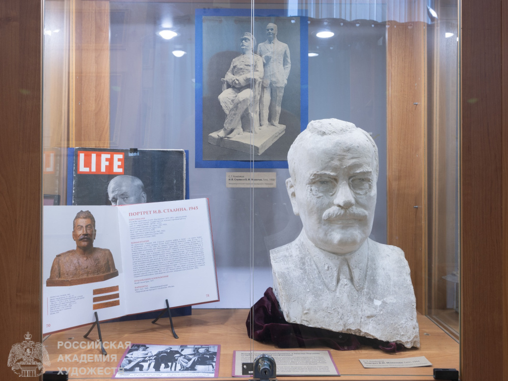 Фрагмент экспозиции «Образ Победы Сергея Конёнкова» в Мемориальном музее «Творческая мастерская С.Т. Конёнкова» (Москва, ул. Тверская, д. 17, вход с Тверского бульвара). Фото: Виктор Берёзкин, пресс-служба РАХ. 2025.
