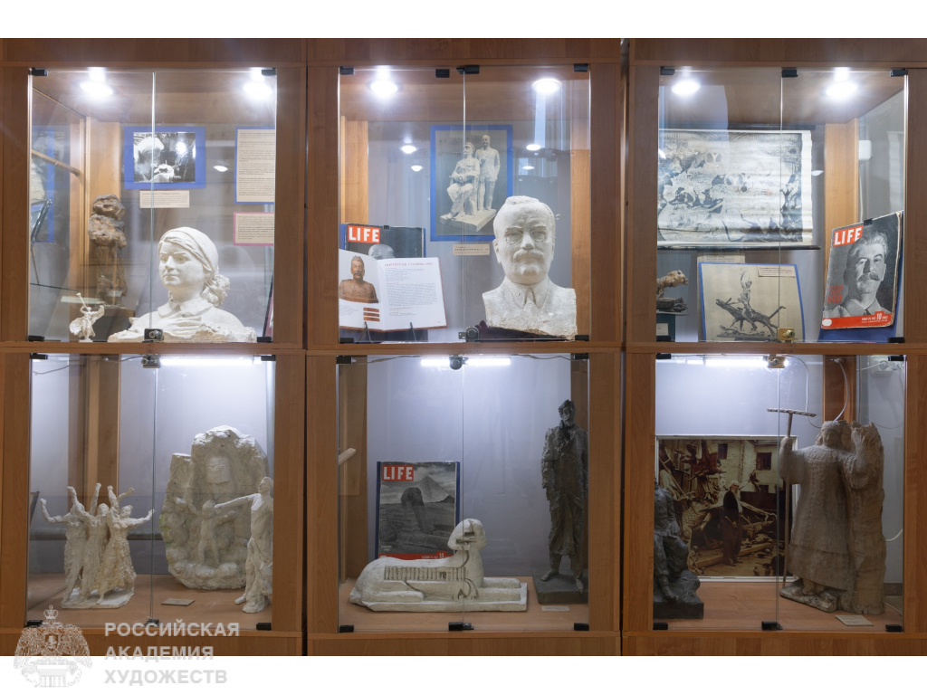 Фрагмент экспозиции «Образ Победы Сергея Конёнкова» в Мемориальном музее «Творческая мастерская С.Т. Конёнкова» (Москва, ул. Тверская, д. 17, вход с Тверского бульвара). Фото: Виктор Берёзкин, пресс-служба РАХ. 2025.