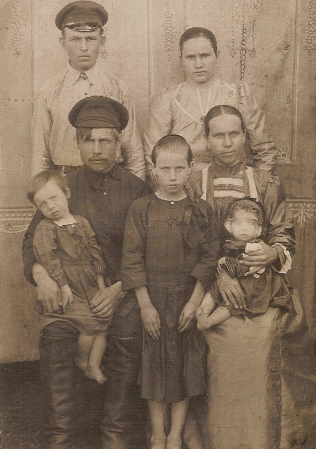 Павел Денисович Агошков со своей семьей