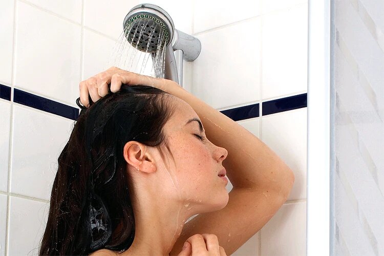 Лейка душа - рассадник микобактерий. Для здорового человека они безопасны, а вот детям и людям с пониженным иммунитетом могут навредить. Фото: GLOBAL LOOK PRESS.