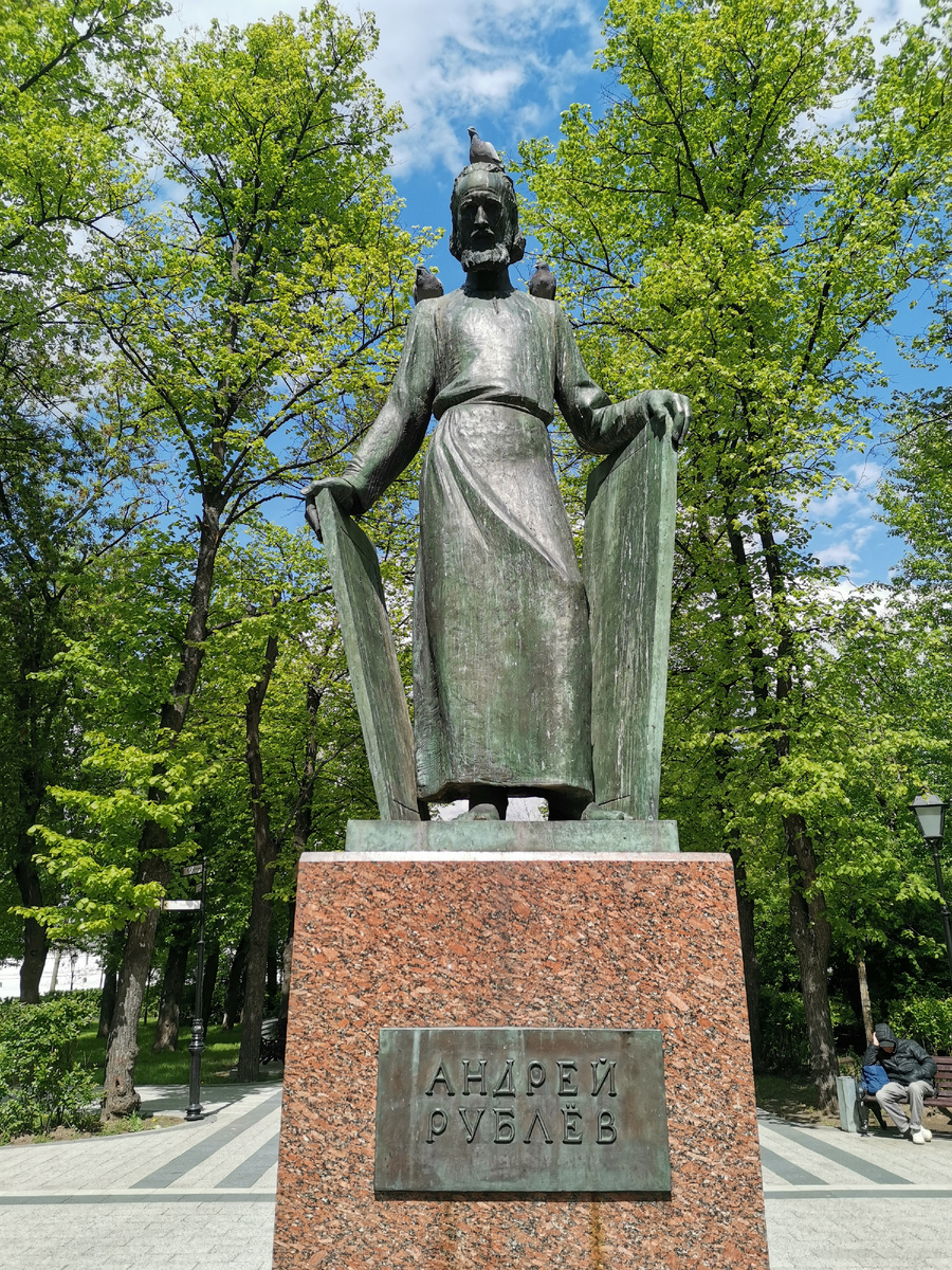 Андрей Рублев, и Троица из голубей на голове