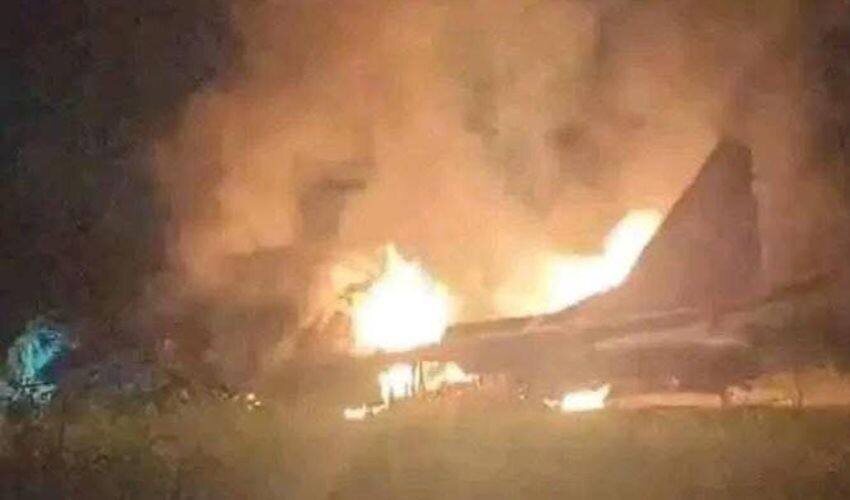 На фото: сбитый индийский самолет показали в эфире пакистанского телевидения