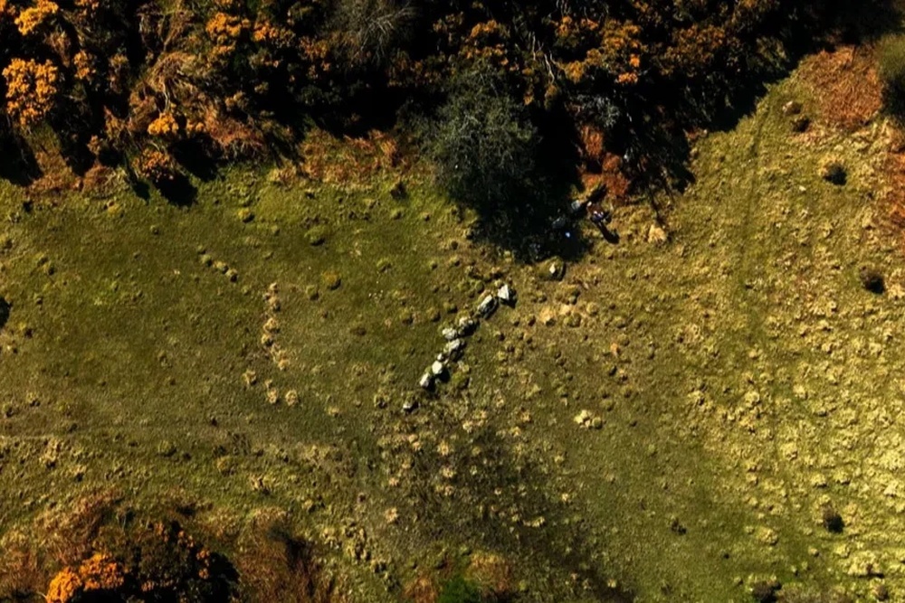    Часть камней на древнем футбольном полеВВС