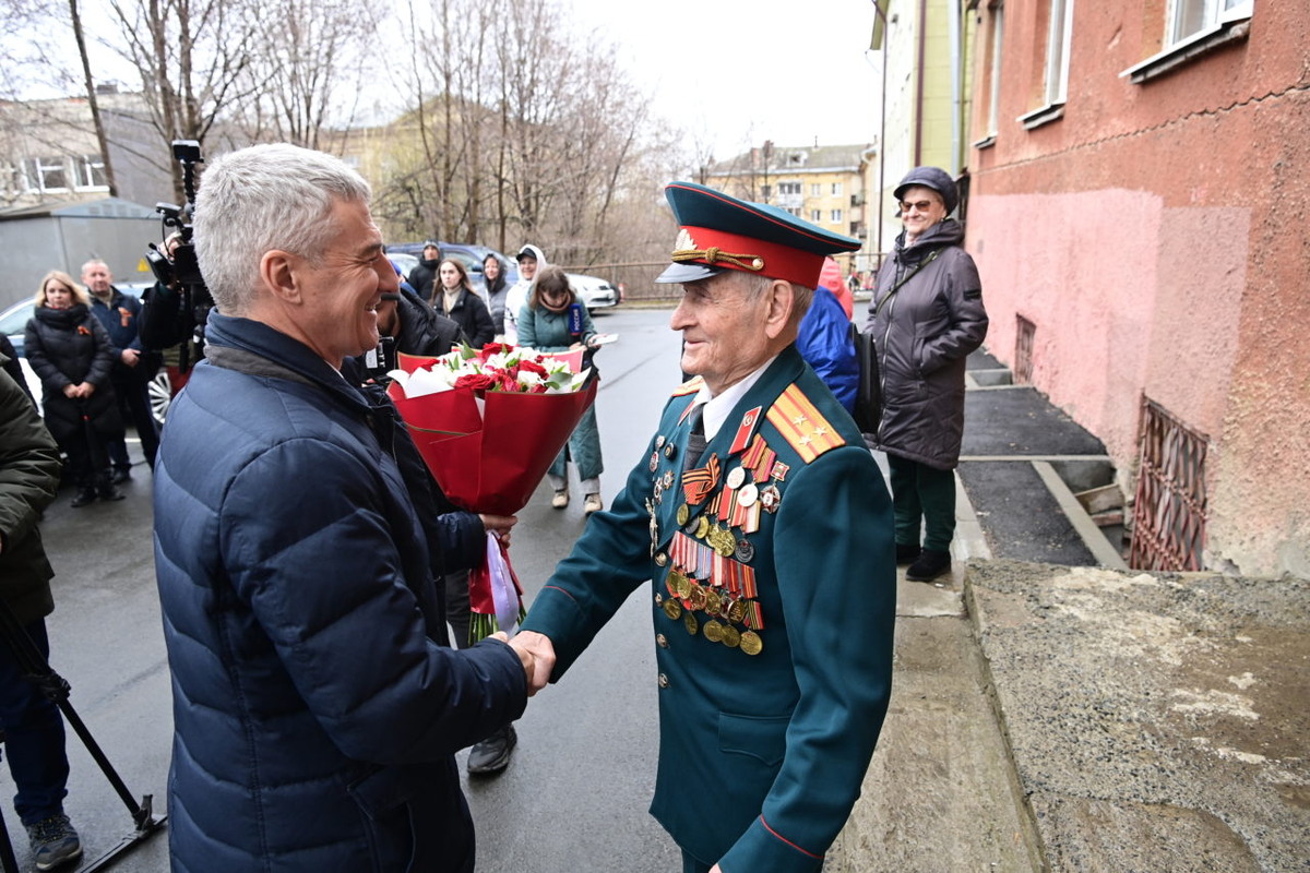    Глава Карелии поздравил фронтовика Константина Панова. Фото: "Республика" / Сергей Юдин