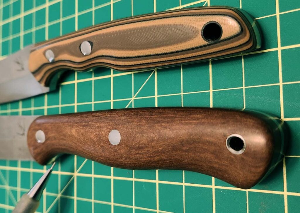 Два прототипа ножей Sparrow. Обратите внимание на плавные линии. Они не только создают удобные захваты, но и сужения, давая вашим пальцам платформу для управления ножом.