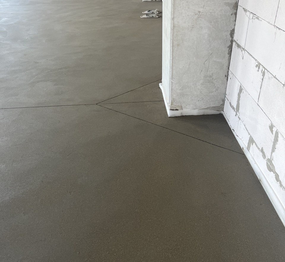 Пол после устройства полусухой стяжки