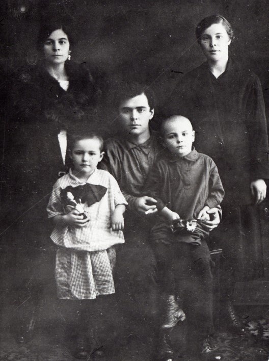 Герман Орлов справа на коленях у своего отца Тимофея Михайловича. Моя бабушка Ираида - слева. 1925 год