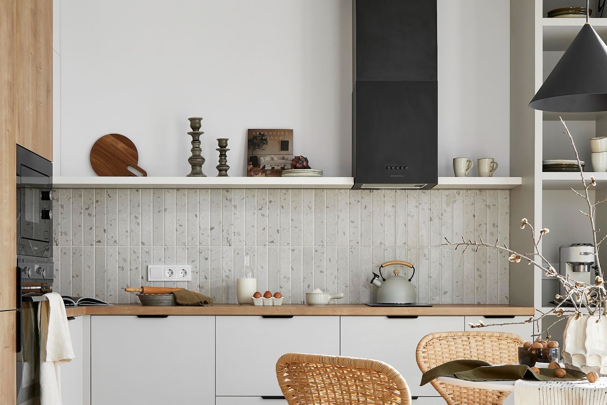 На фото: интерьер квартиры 72 кв.м,  ЖК «Минск-Мир». Дизайнер-архитектор: Алина Мармыш; стилист: Дария Кирющенкова-Туронок; фотограф: Александр Юрчик