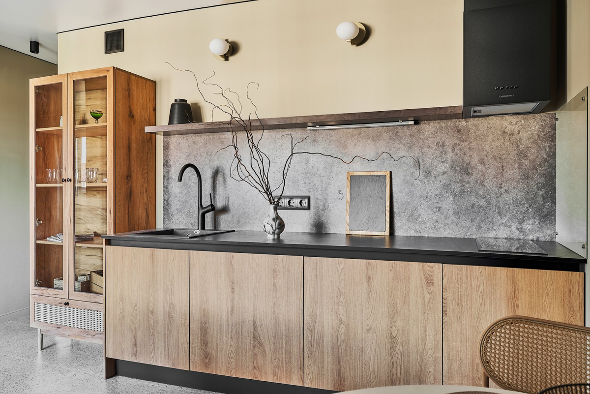 В этом проекте кухню без верхних ящиков дополнили витриной Рошаль с прозрачными дверцами от divan.ru.: мест для хранения стало больше, при этом помещение выглядит просторным. На фото: интерьер кухни-гостиной в квартире 46 кв.м в г. Клину. В кадре   Дизайнер: Татьяна Редянова; фотограф: Денис Григорьев