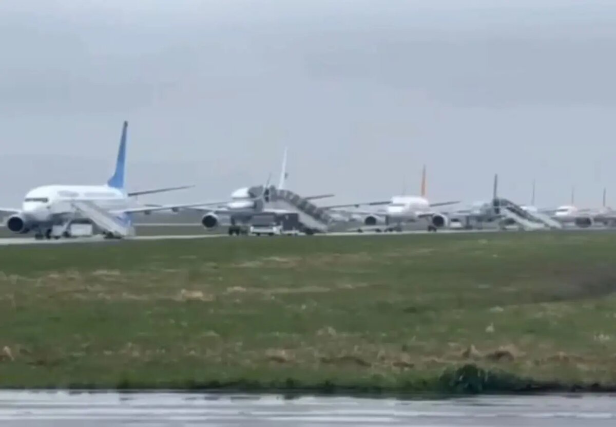    Очередь из самолетов в аэропорту Пулково 7 мая. Фото: кадр видео из соцсетей