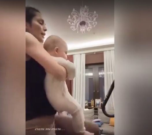    Сати Казанова с дочкой. Фото: скрин