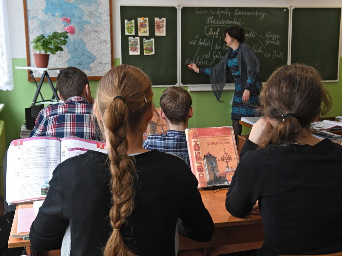    Ученики на уроке в школе деревне Аполлоновка в Омской области© РИА Новости / Александр Кряжев