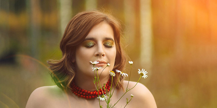 Снимок сделан в красивом лесу или во дворе пятиэтажки рядом с палисадником? Никто никогда не узнает — размытый фон сохранит ваши секреты / Фото: Алиса Смирнова