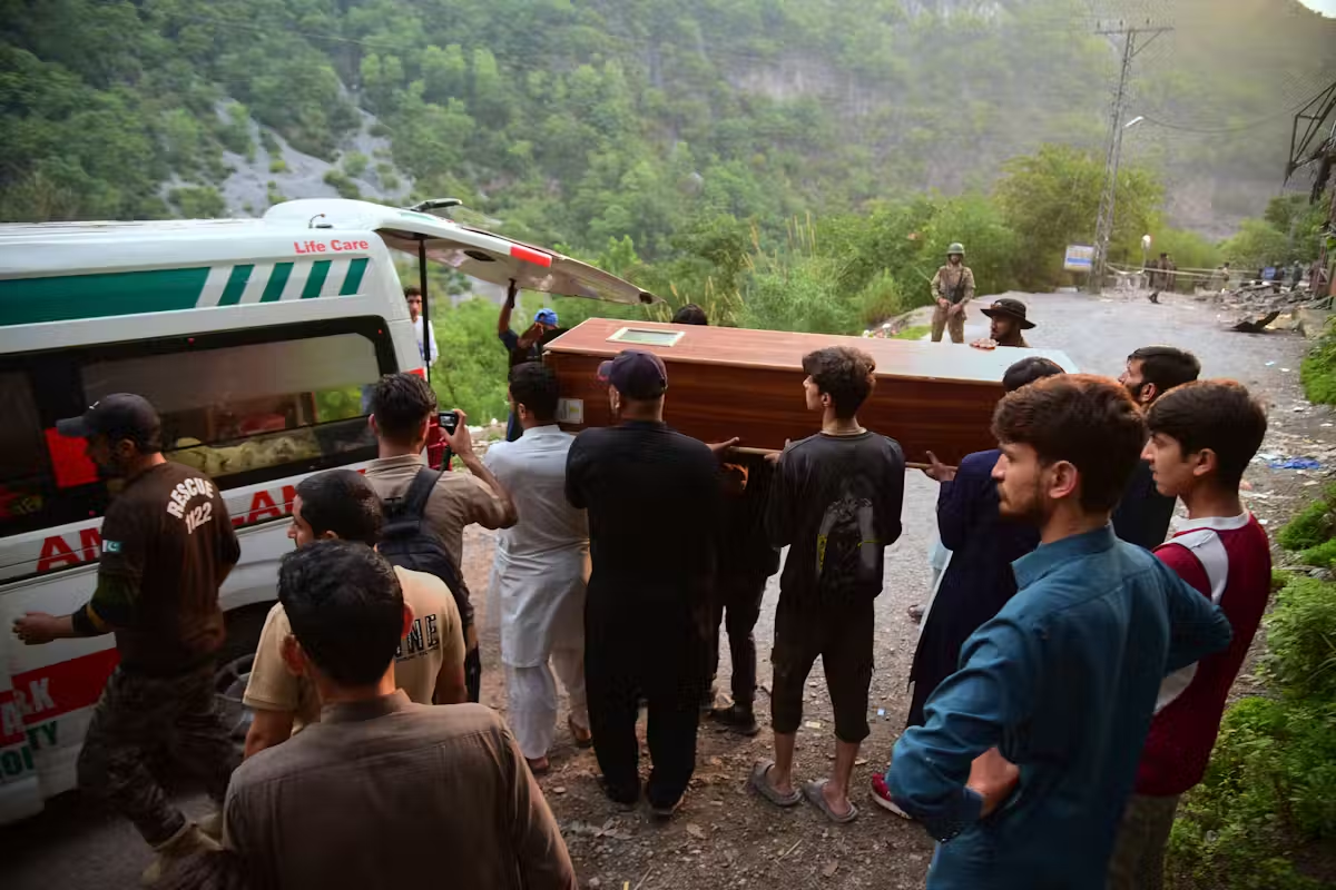Волонтеры извлекают тело из-под обломков мечети, поврежденной предположительно индийской ракетой, недалеко от Музаффарабада, столицы Кашмира, контролируемого Пакистаном.