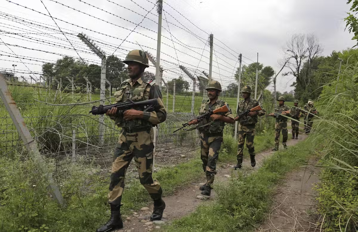 Пограничные силы безопасности Индии патрулируют территорию возле ограждения на индийско-пакистанской границе в Ахнуре, примерно в 35 км к западу от Джамму, Индия, в 2019 году. 