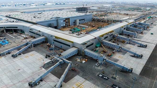 Строительство нового аэропорта имени Хорхе Чавеса отражает новую концепцию аэропорта, связанного с его окрестностями, что усилит развитие и интеграцию экономического и делового секторов в Кальяо. 