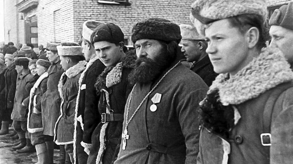    На фото 1944 года протоиерей Федор Пузанов, награжденный медалью «Партизану Отечественной войны» II степени. За Первую мировую он получил три Георгиевских креста и Георгиевскую медаль / Фото: ВЛАДИМИР КАПУСТИН / WARALBUM.RU