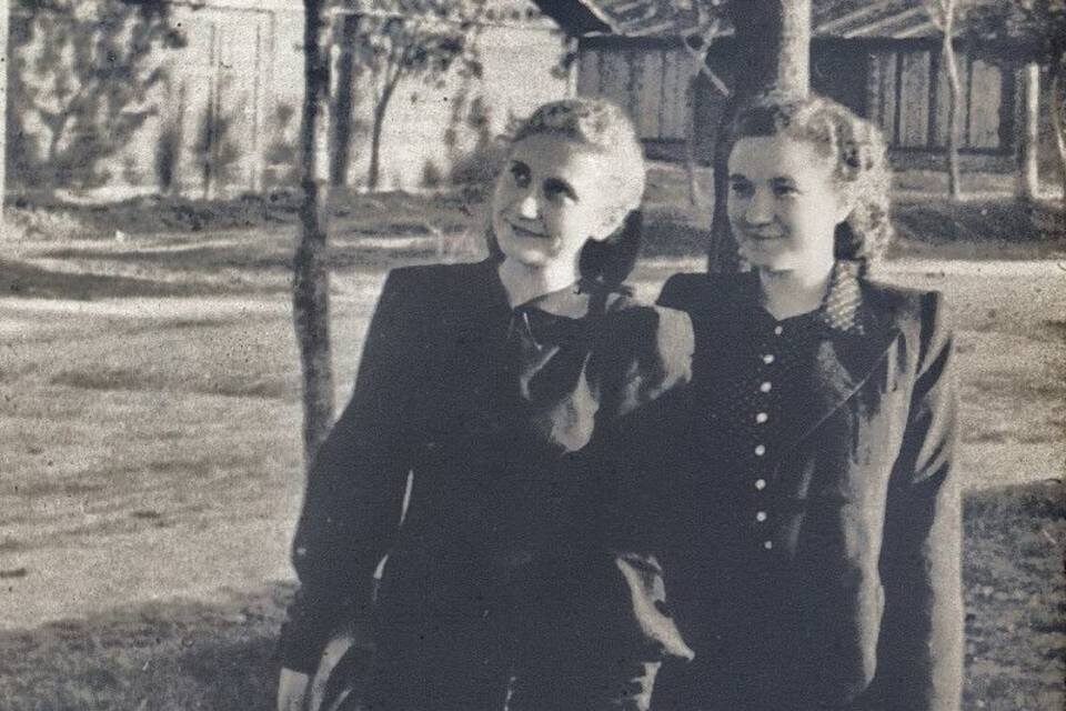    Фото предоставил Алексей Костин. На снимке Надежда Моисеева (справа) с сестрой Клавдией, 1942 год