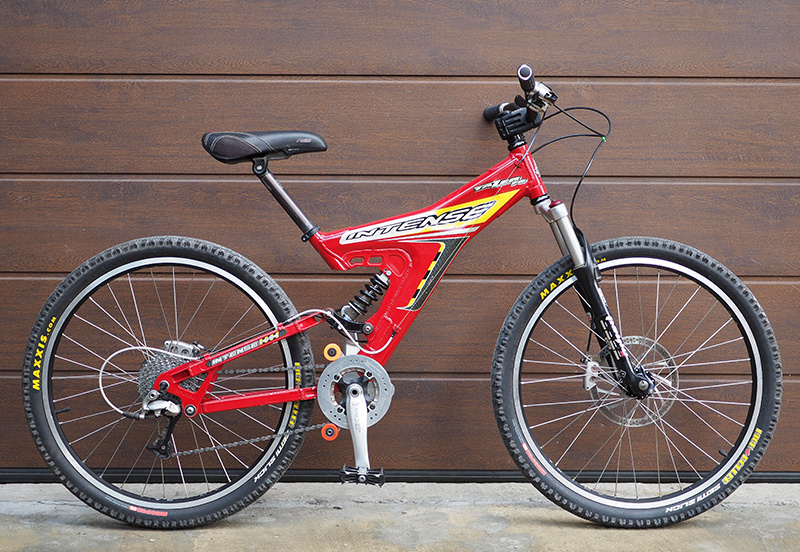 Горный велосипед Intense Tazer FS, изготовленный в 2003 году. Из коллекции Веломузея Андрея Мятиева.