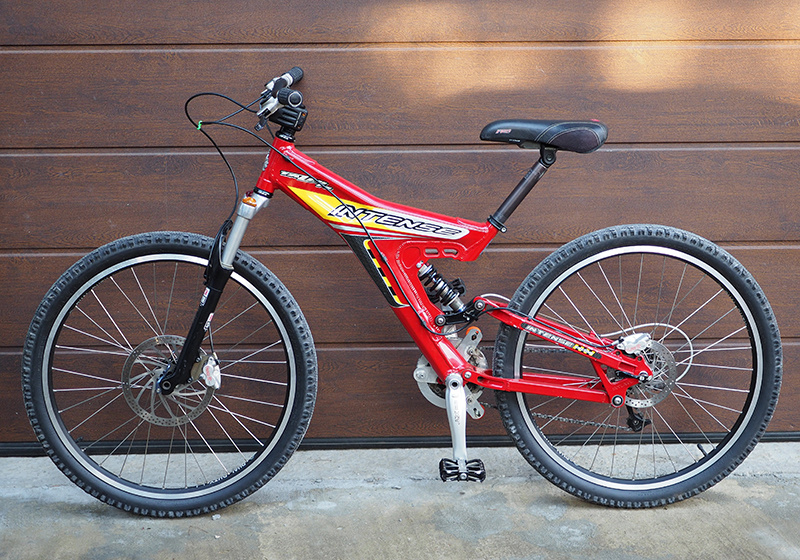 Горный велосипед Intense Tazer FS, изготовленный в 2003 году. Из коллекции Веломузея Андрея Мятиева.