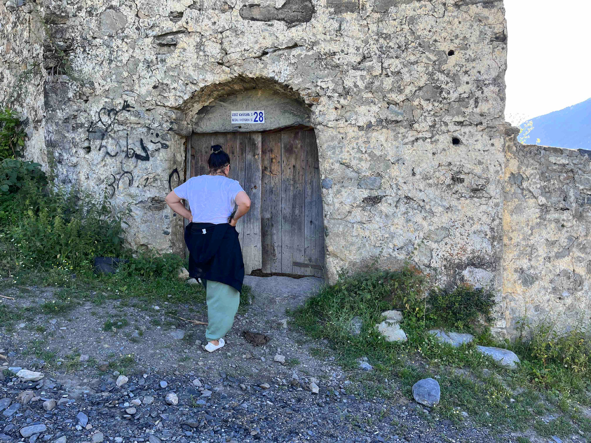 Вход в Сванскую башню, принадлежащую какой-то грузинской семье