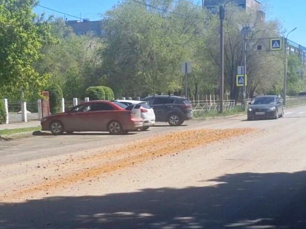    Когда и кто будет убирать и ремонтировать дороги, по которым в мкр Звездный Орска ходит тяжелая техника?