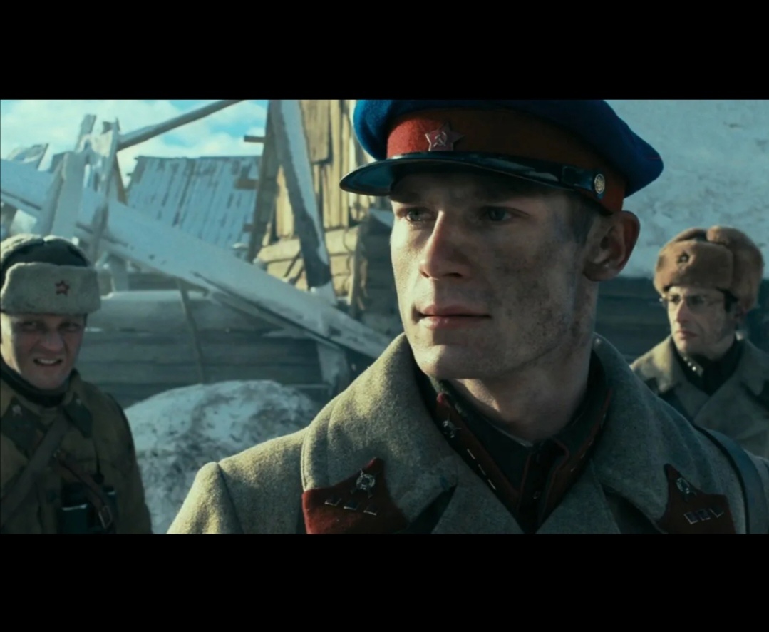 Краткая информация
1942 год. Ржевская битва. После боёв под селом Овсянниково от роты советских солдат осталась только треть. Бойцы пытаются продержаться до прихода подкрепления. Но из штаба поступает приказ удержать деревню любой ценой. Значит, отступать нельзя… Каждый из героев понимает, что выбраться живыми из этого переплёта почти невозможно. В этот момент в Овсянниково, едва не погибнув под вражеским обстрелом, прибывает младший лейтенант — начальник особого отдела, который должен найти и разоблачить предателей среди своих. Лейтенант уверен, что только так можно приблизить победу. События приобретают непредсказуемый оборот.
