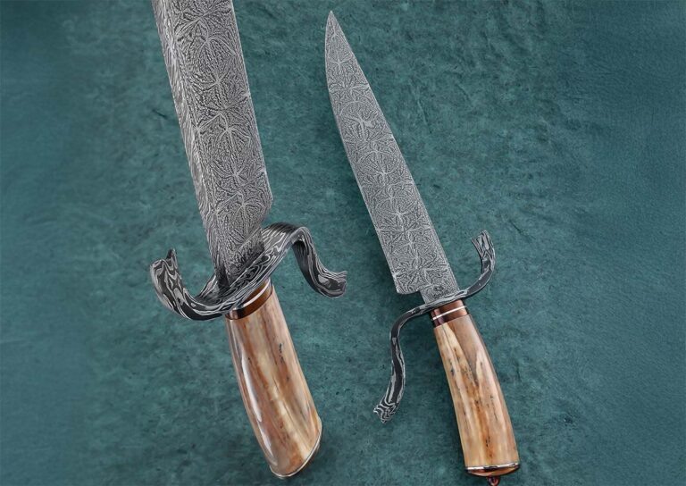 Боевой клинок Tumbleweed — это восьми с половиной дюймовое лезвие с уникальным мозаичным дамаском и рукоятью из моржовой кости. Гарда также выполнена из дамаска. Ножны и навершие имеют воронёное покрытие насыщенного коричневого цвета. Общая длина изделия составляет тринадцать дюймов.