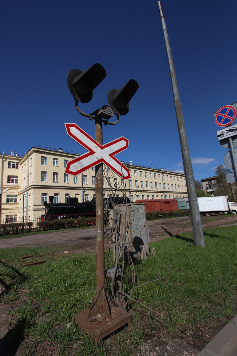 Светофор на переезде через улицу Седова.