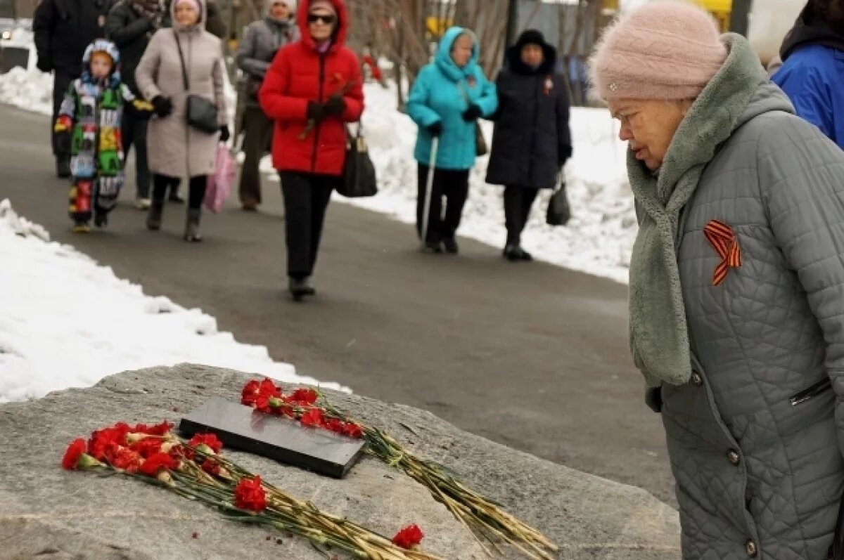    Мурманчане пришли на митинг памяти к мемориалу воинам Полярной дивизии