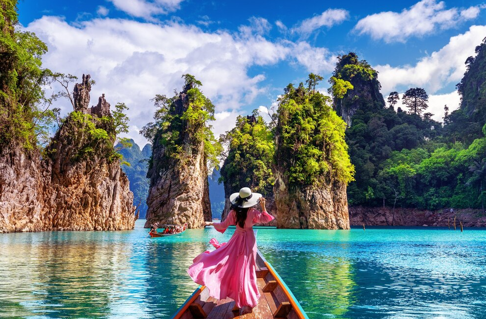 https://img.freepik.com/free-photo/beautiful-girl-standing-boat-looking-mountains-ratchaprapha-dam-khao-sok-national-park-surat-thani-province-thailand_335224-839.jpg?t=st=1745846735~exp=1745850335~hmac=236bed49263f30886241af898443d54e3884421f4a21f1f7000d467ed6812d74&w=996