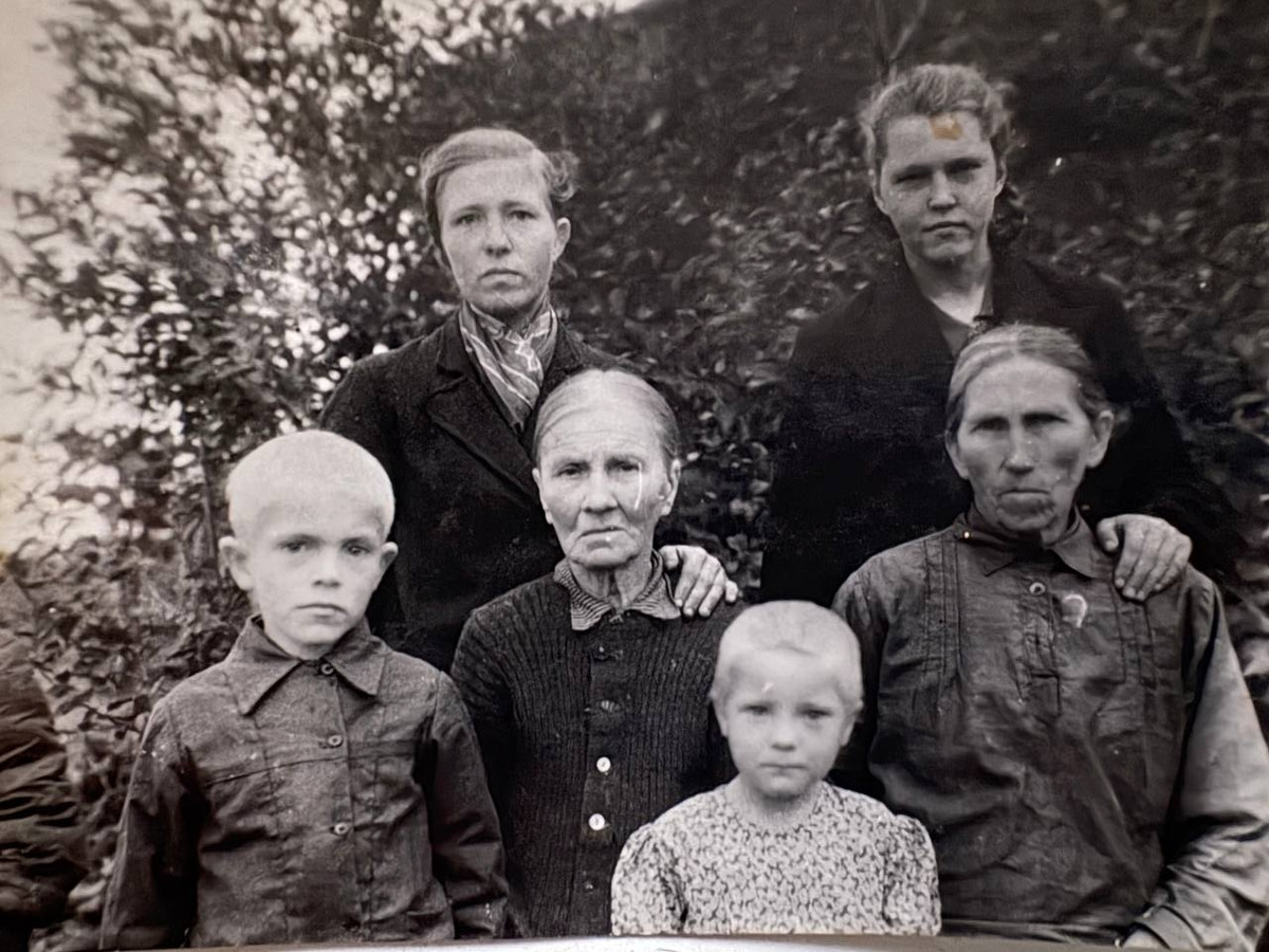 Маленькая девочка - моя бабушка Лида. Мальчик слева - ее брат Толя ("дедок"). Молодая женщина сверху слева - их мама Валентина.