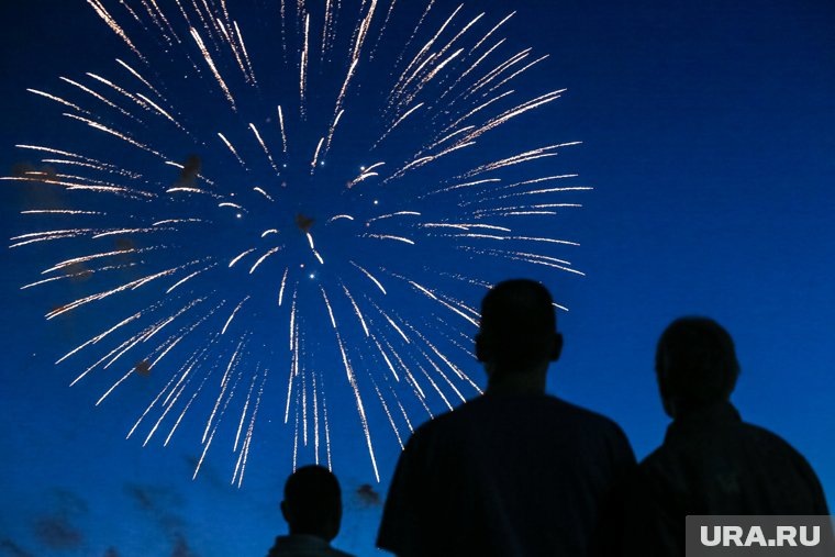    Салют в Петербурге запустят 9 мая в 22:00