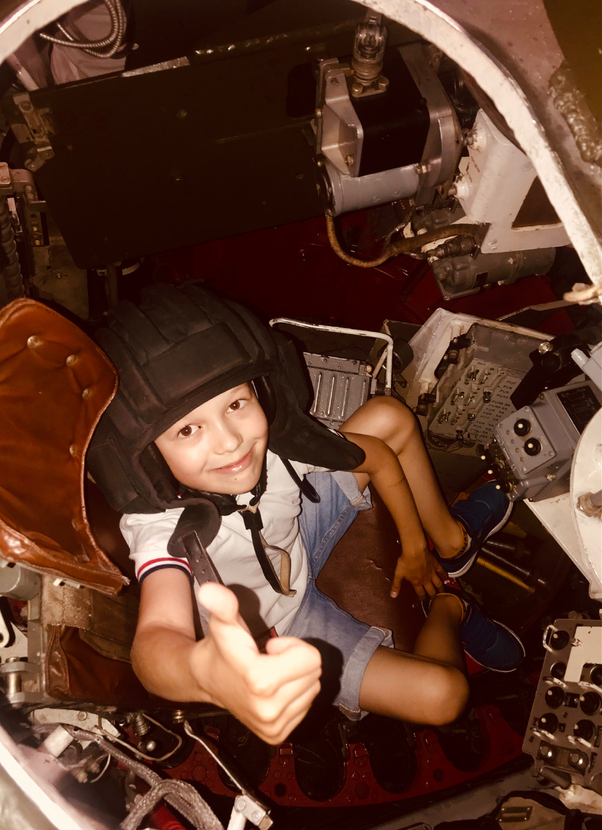 Мы активно поддерживаем интерес Никиты к истории Великой Отечественной Войны и героической истории армии и флота России, посещаем музеи во всех городах, где бываем — Владивосток, Санкт-Петербург, Екатерибург. Он хочет съездить в Волгоград на мемориал Мамаев Курган, постараемся исполнить это его желание.