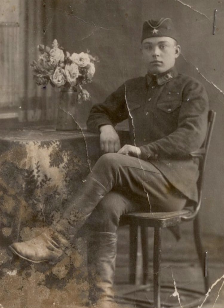 У Дмитрия было три брата. Их всех четверых вместе призвали в Шилкинском военкомате Забайкальского края в августе 1941 года.