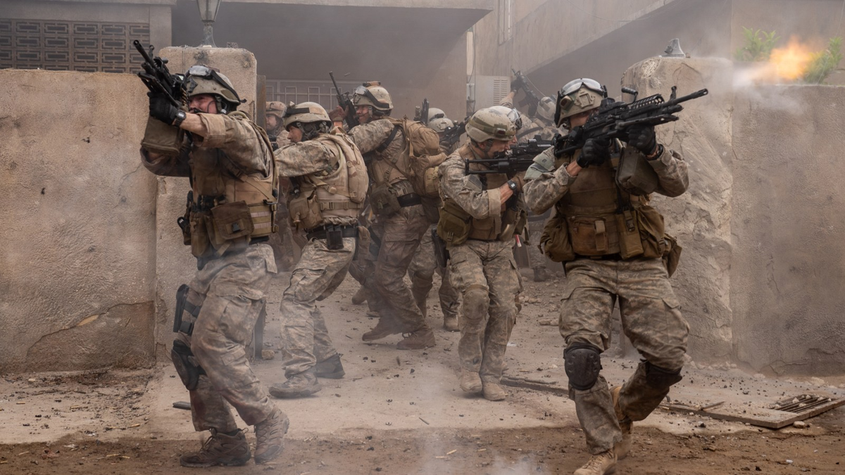 В «цифре» вышел военный боевик «Под огнем» от режиссера «Падения империи»