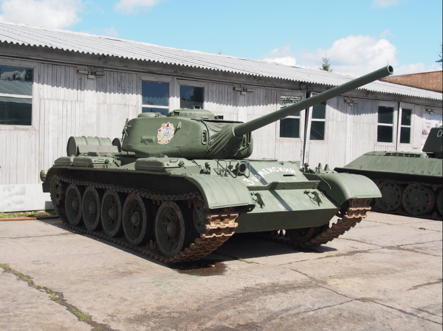 Т-44 должен был стать логическим продолжением Т-34, но с кардинальными изменениями внутри.