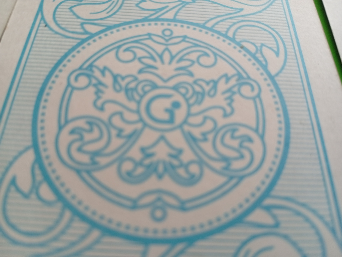 Рисунок на рубашке карт. Фото автора 