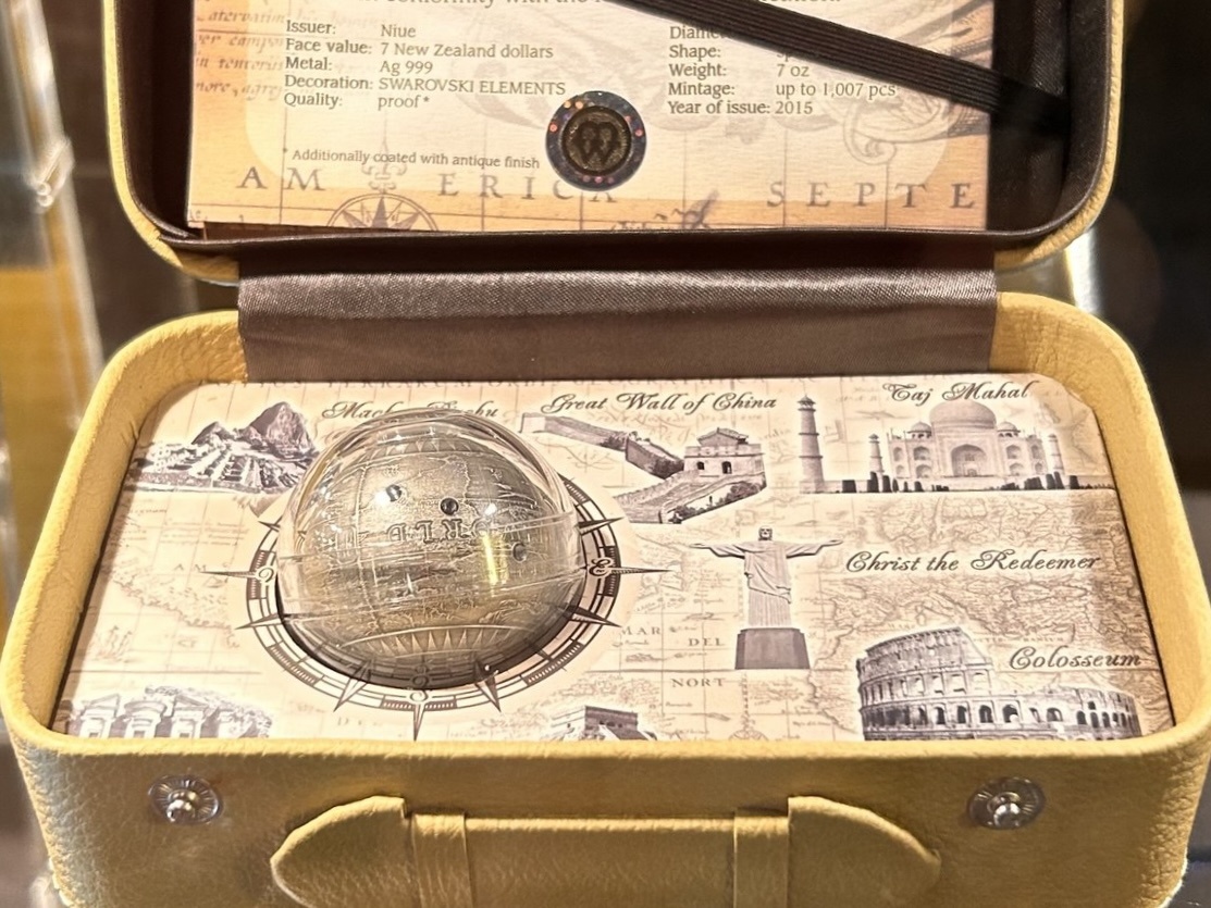 Уникальная сферическая монета «Семь новых чудес света» в футляре