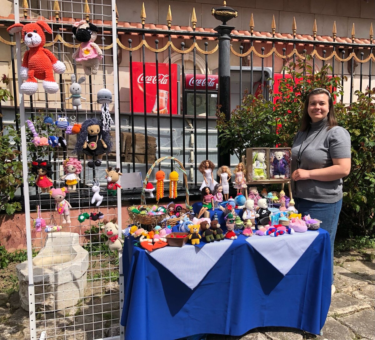 Решила брать стол и стойку-сетку. За ней - древний артефакт.... 