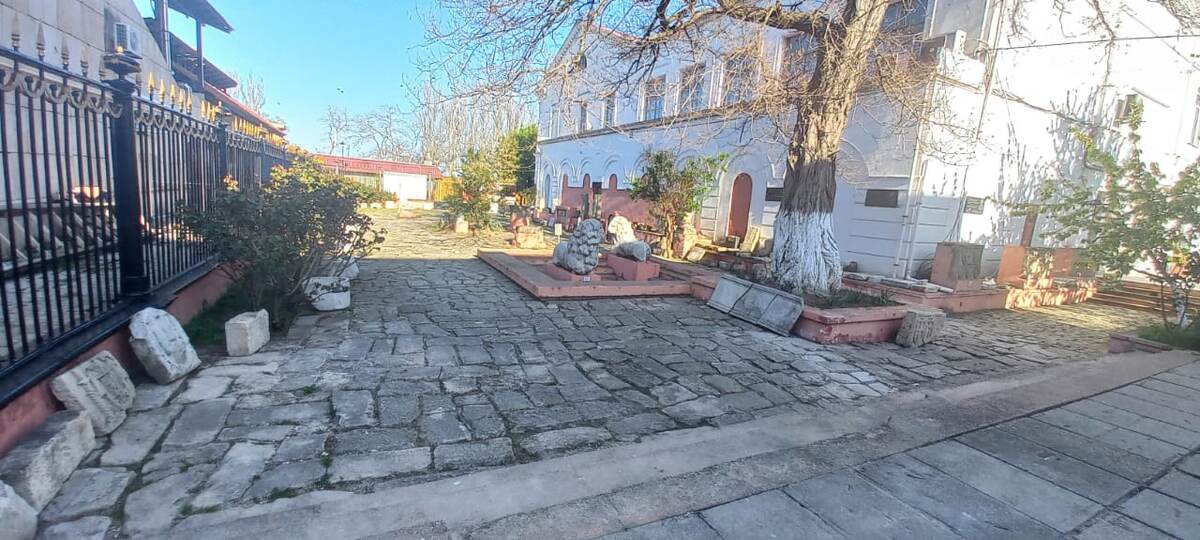 Дворик без мастеров