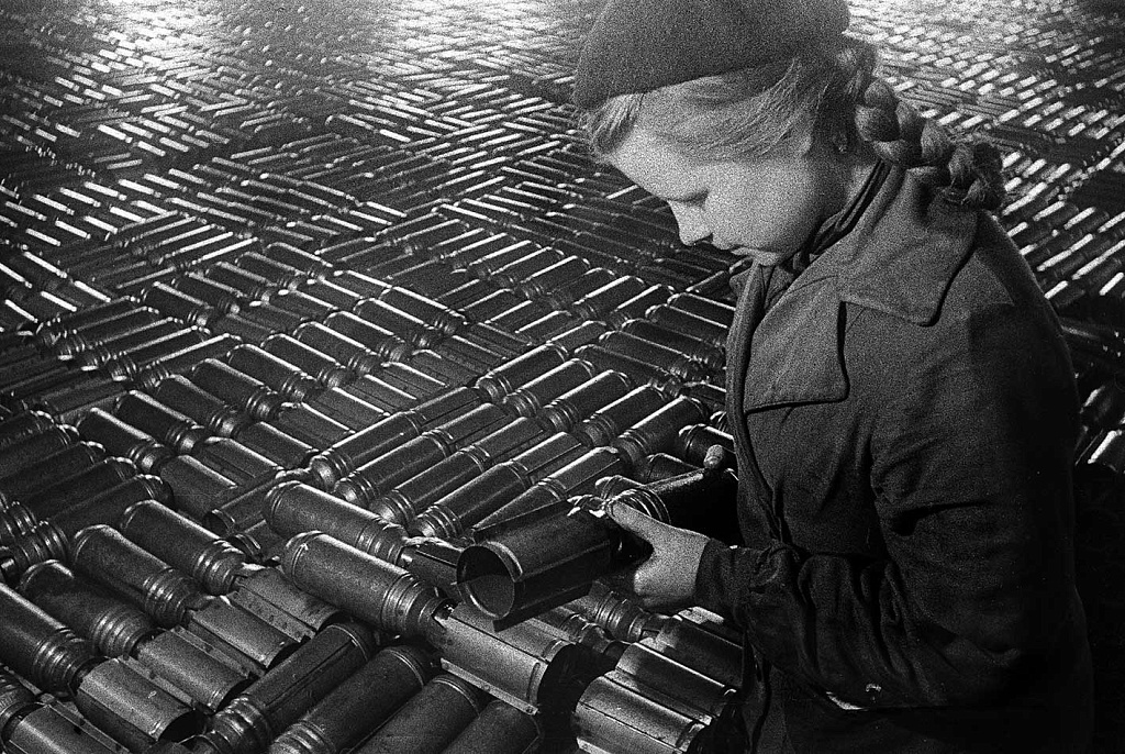 Сборка авиабомб на одном из оборонных заводов. Каждый четвертый снаряд был произведен в Москве.