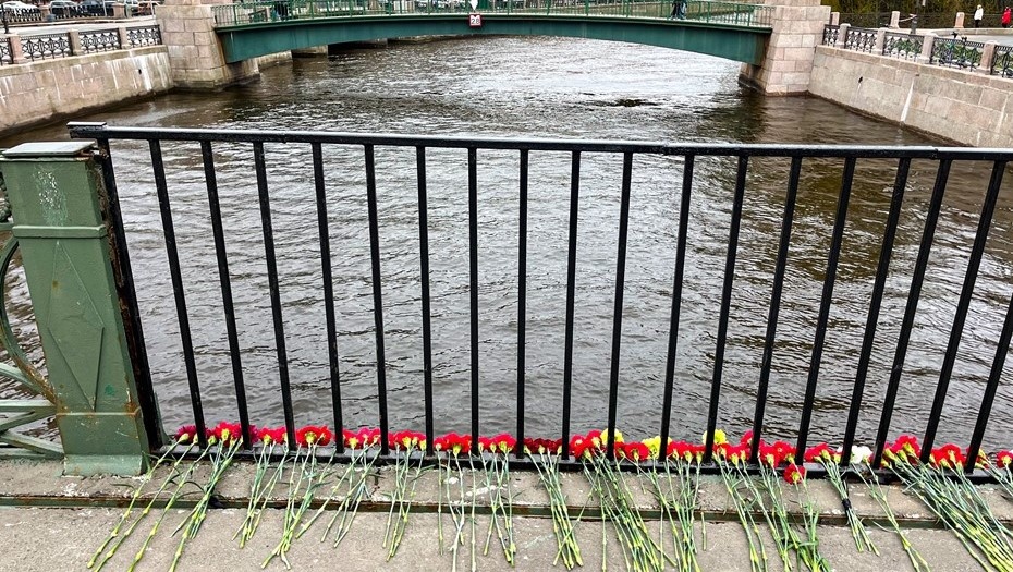    Стихийный мемориал на месте ДТП с утонувшим автобусом в Петербурге. Автор фото: Александра Подервянская / ТАСС