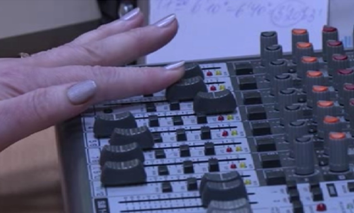    Его голос сегодня дает позитивный настрой сотням тысяч слушателей Курской области