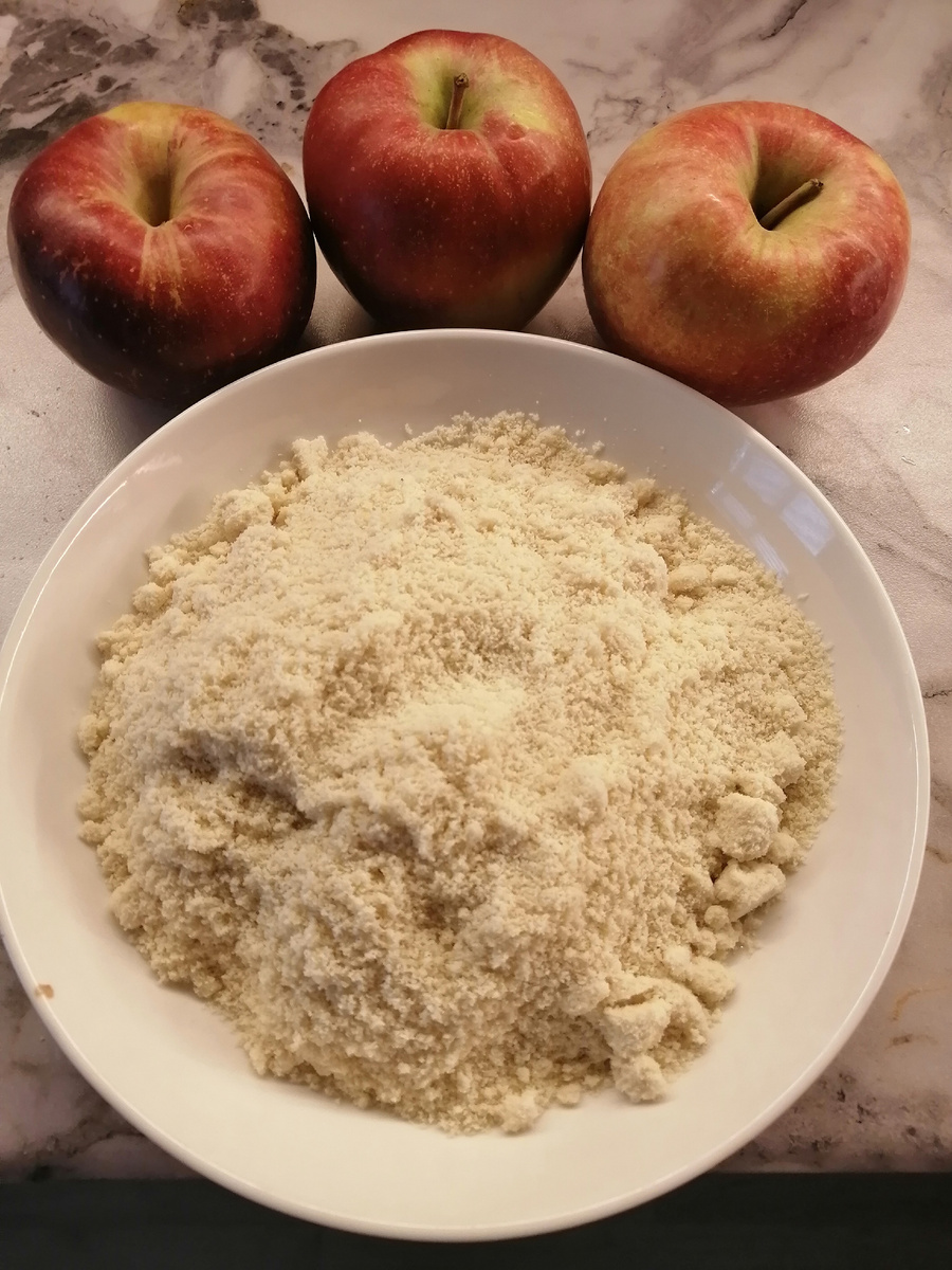Яблоки, миндальная мука