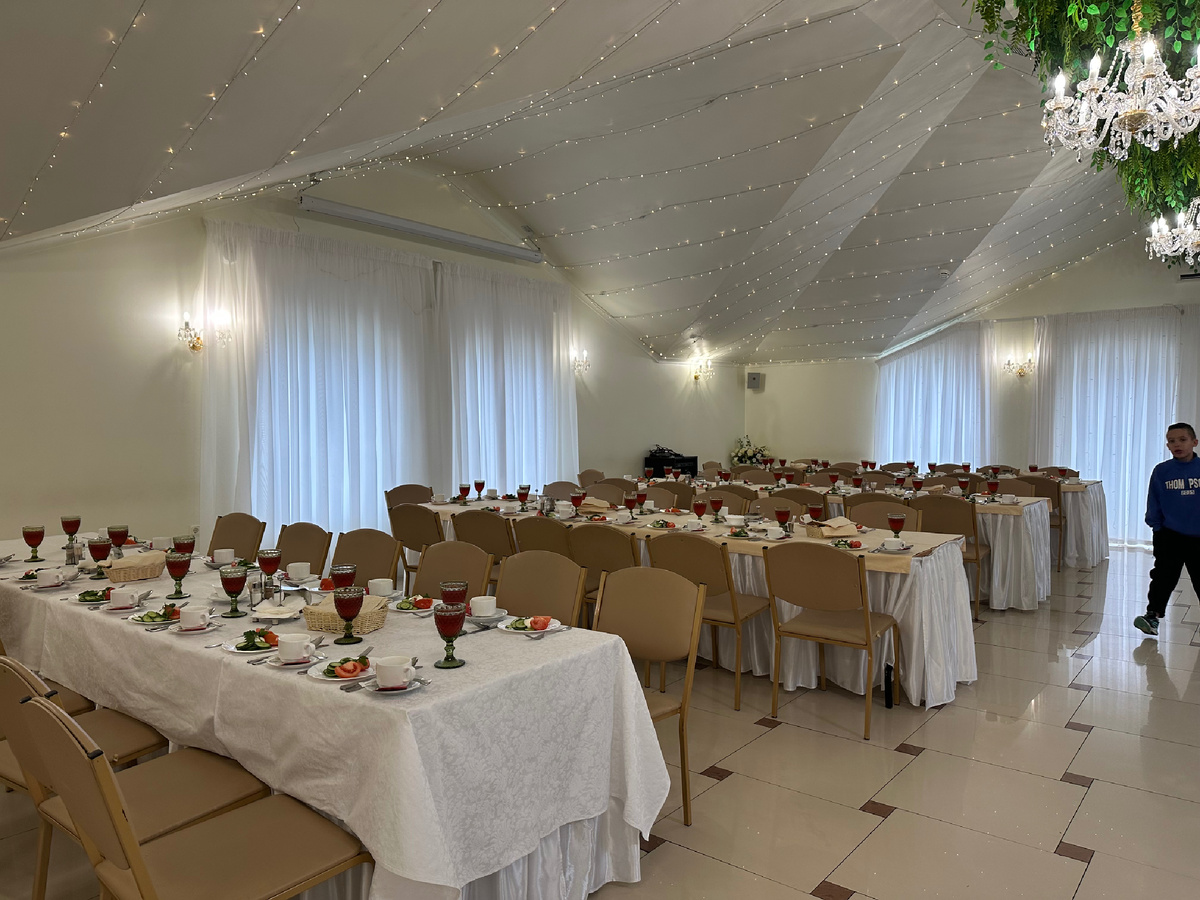 В банкетном зале.