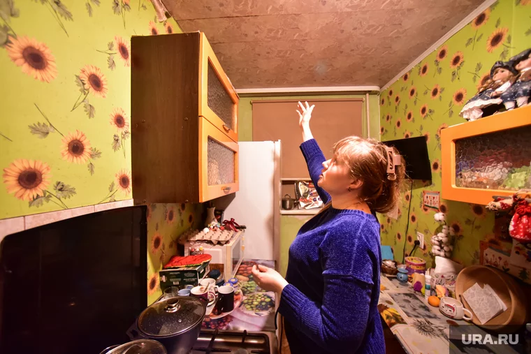 Кристина предпринимала самостоятельные попытки устранить плесень и грибок, но справиться с проблемой ей не удалось
Фото: Размик Закарян © URA.RU