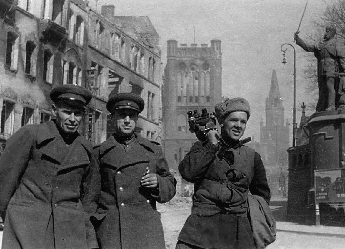 У памятника кайзеру Вильгельму. Кёнигсберг (в районе королевского замка). Весна 1945 года.  На фото (слева направо): начальник киногруппы А. Медведкин, режиссер Ф. Киселев, кинооператор И. Панов. Фото из архива В.И. Фомина (Музей кино).